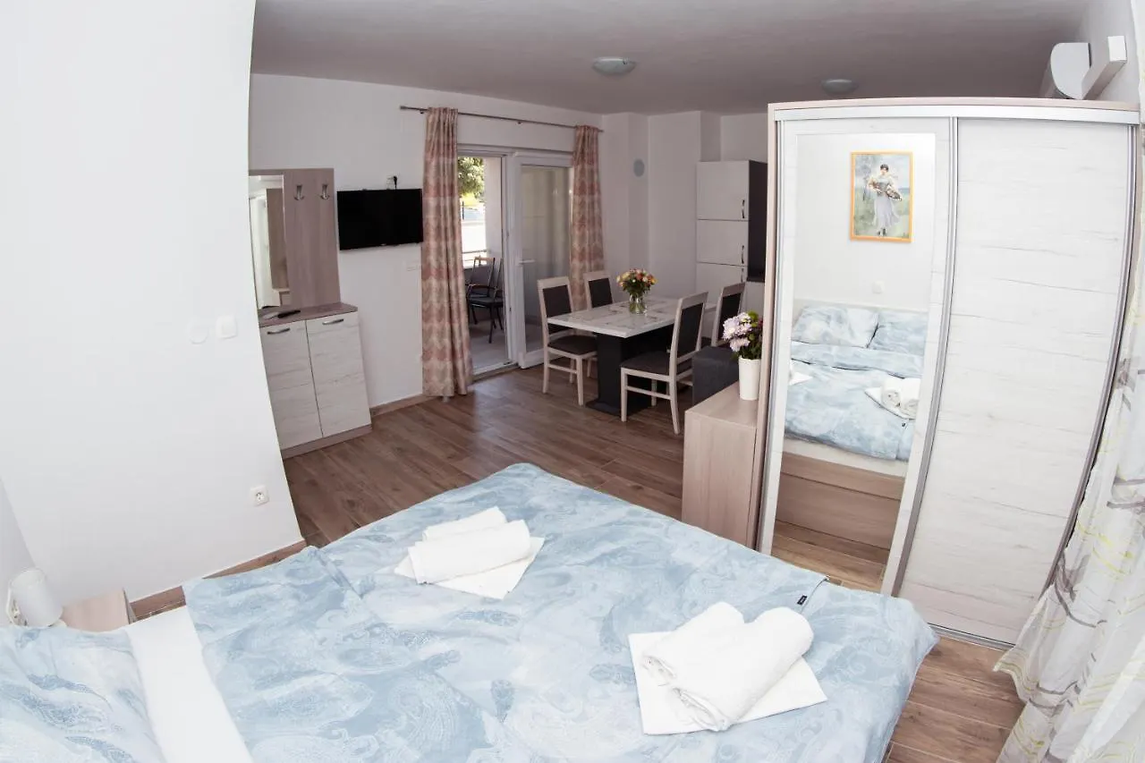 Apartmani Mijo, Biograd Na Moru 0*,